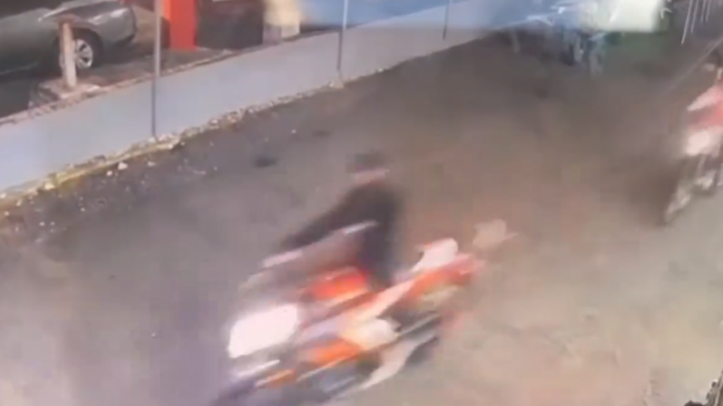  Publican video del momento en que 18 “Cacos” roban motoras en Dealer de Dorado 