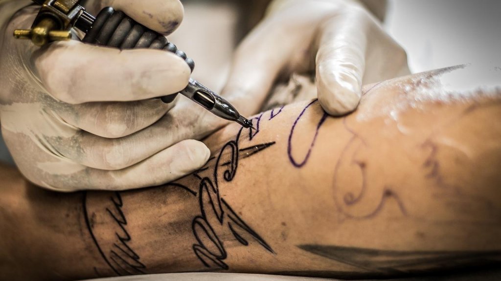  La FDA emite directrices preliminares sobre las tintas para tatuajes 