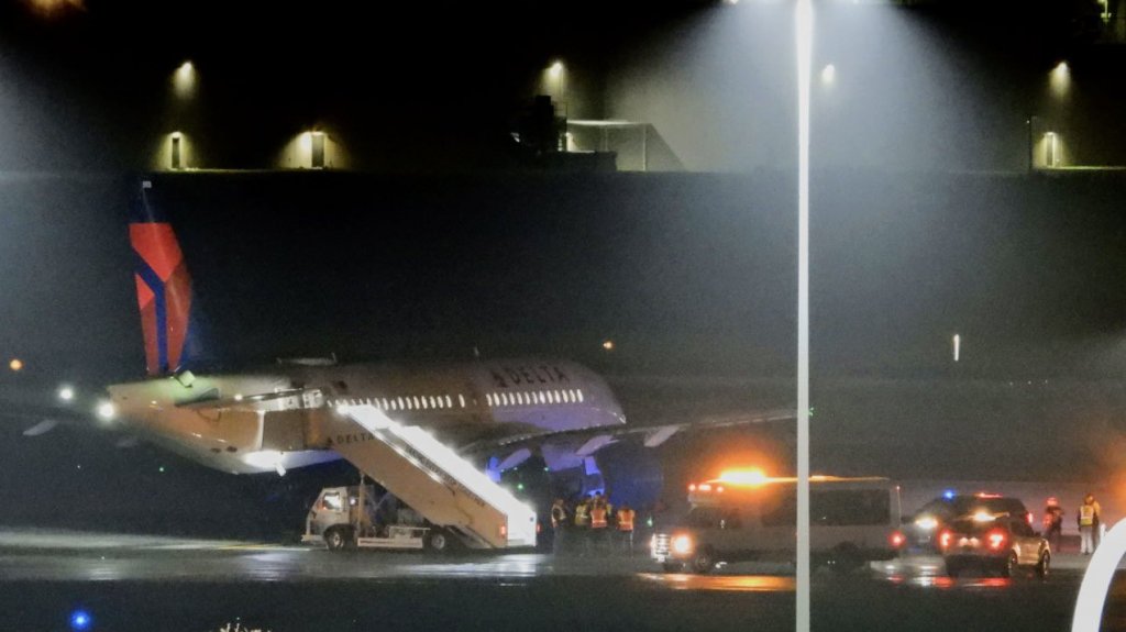  Video: Hombre encontrado muerto dentro de motor de avión de Delta Airlines en aeropuerto de Utah 