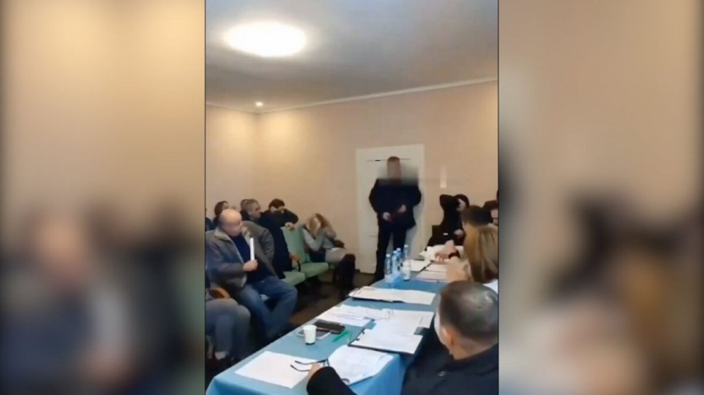  Video:Diputado ucraniano detona tres granadas en medio de sesión de consejo local, dejando múltiples heridos 