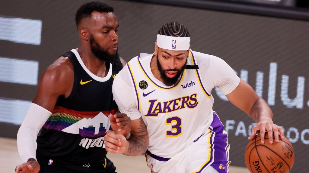  Davis coloca a Lakers a un triunfo de las Finales de la NBA 