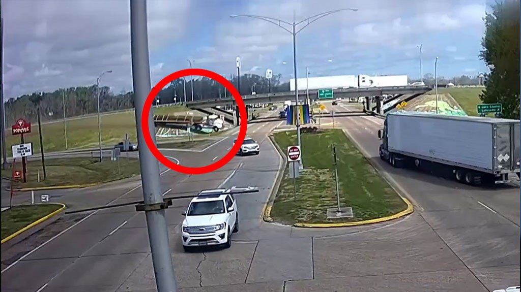  Video muestra un camión con remolque saliendo de la carretera antes de incendiarse en Louisiana 
