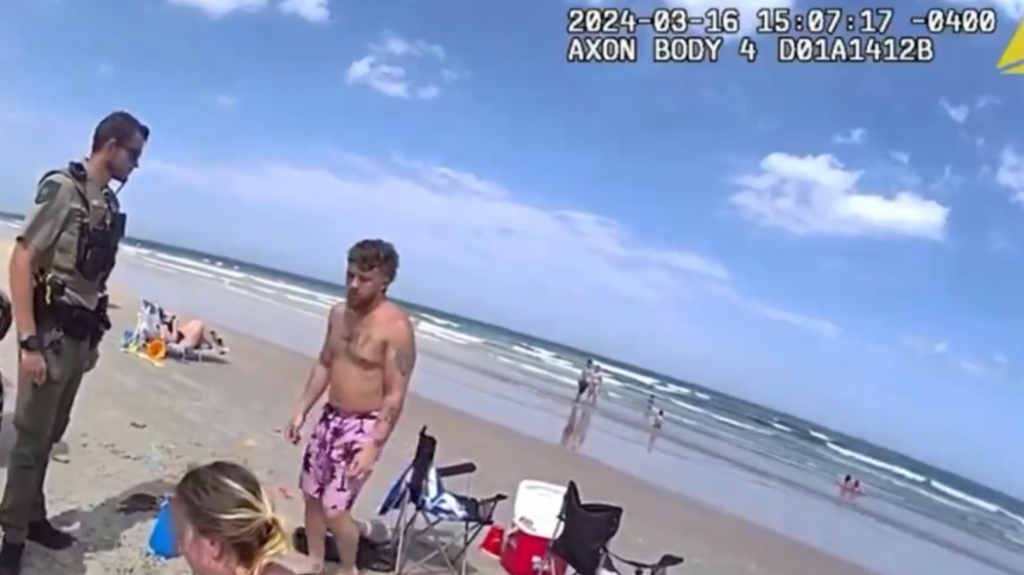  Video: momento en que arrestan pareja en Florida tras emborracharse en la playa y perder a sus hijos 