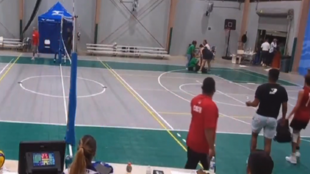 Video: Padre saca un arma y dispara durante juego de volleyball de adolescentes en Carolina 