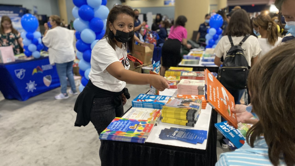  AFT, Asociación de Maestros y LULAC donan miles de libros y materiales a estudiantes como parte de la campaña “La Lectura Abre el Mundo” 