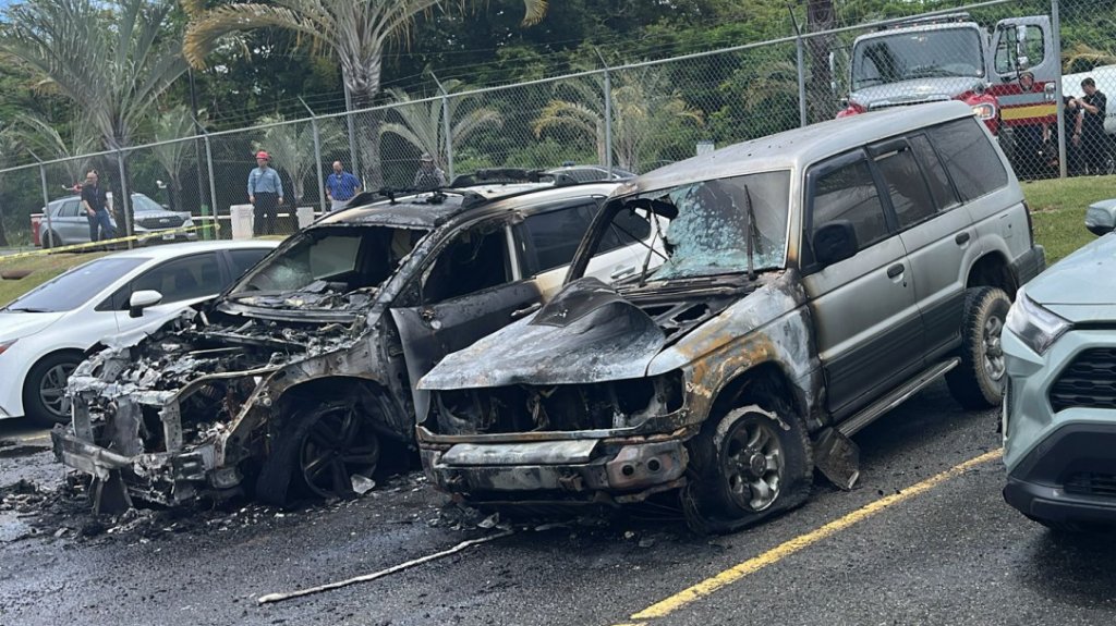  Incendio en estacionamiento de Torres Médica en Manatí afecta varios vehículos 