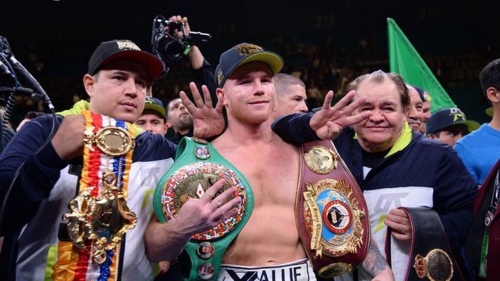  El boxeador mexicano Saúl 'Canelo' Álvarez gana el cinturón semipesado tras noquear al ruso Kovalev 