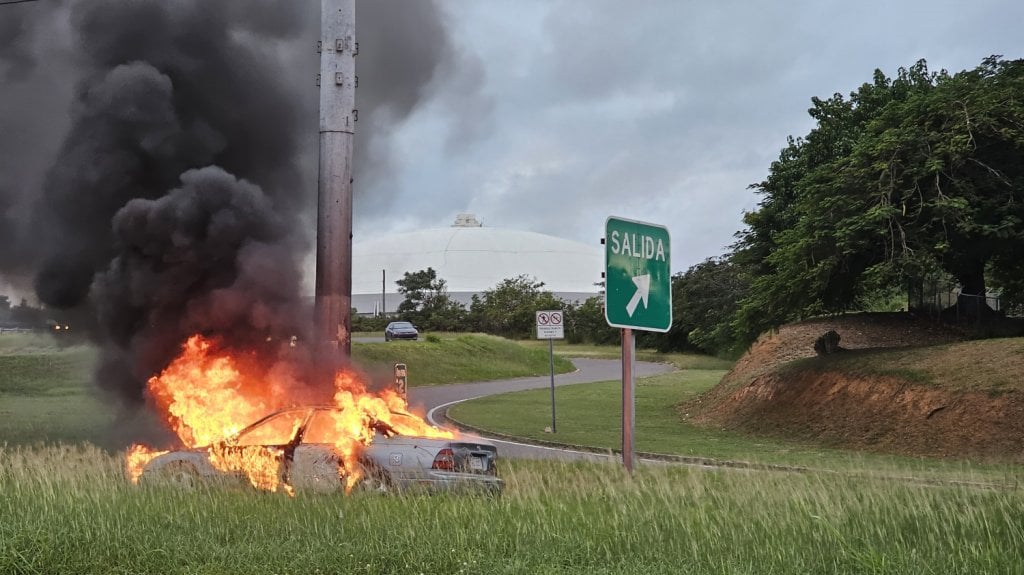  Vehículo incendiado en la carretera en Arecibo 