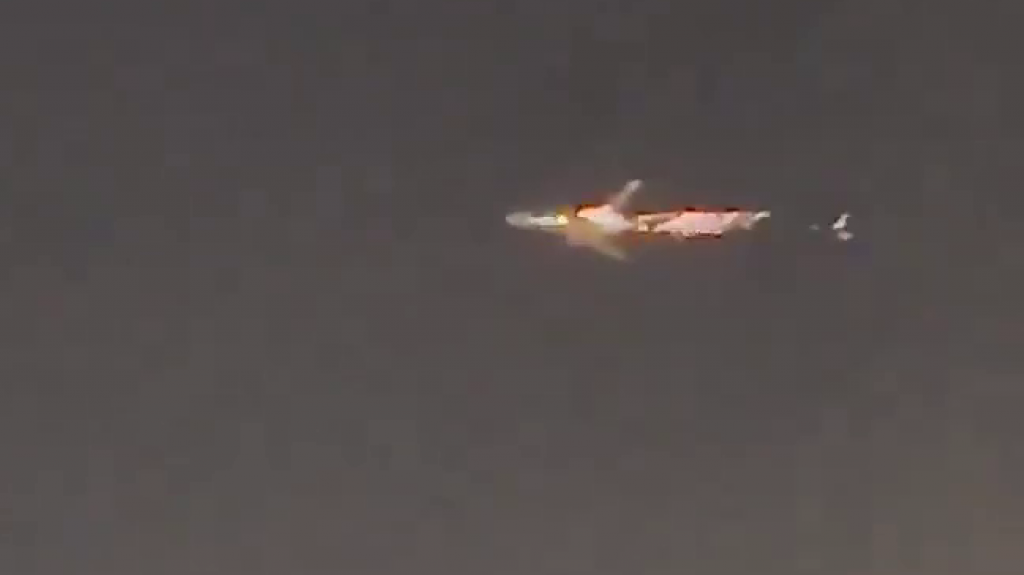  Video: Avión de carga de Atlas Air muestra chispas en el cielo tras fallo del motor sobre Florida 