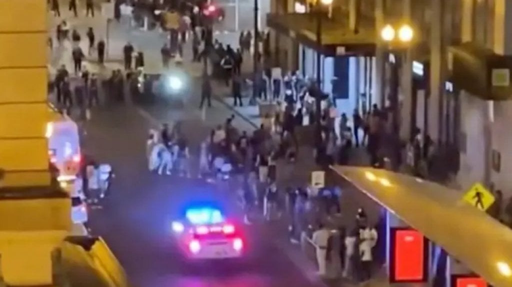  En video momento en que mas de 20 jóvenes afroamericanos atacan una mujer en Chicago 