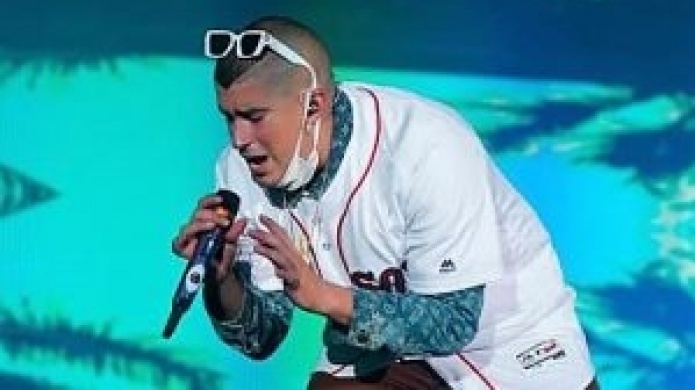 Bad Bunny rinde emotivo homenaje a David Ortiz en concierto en el